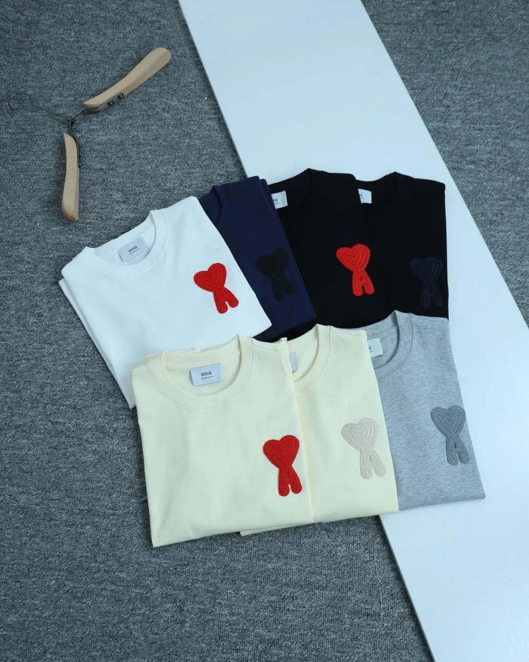 Style No.: A 007# P57 Ami 2026 Spring/Summer New Arrival T-shirt Short Sleeve The workmanship of this chapter is extremely cumbersome and complex. It uses water-soluble polyester and water-soluble thread to start the pattern, dye it, then air-dry, shape it, and then laser process the details. The process takes a long time, which distinguishes it from the junk version of the leaky bottom fabric on the market. We completely restore the correct version of the official website 1:1, with high-weight fabrics, synchronized detail routing, and restored official website letter embroidery, which is the only correct version on the entire network. Color: Apricot Red Black Red White Red Navy Blue Gray Apricot Black Sizes: S-XL